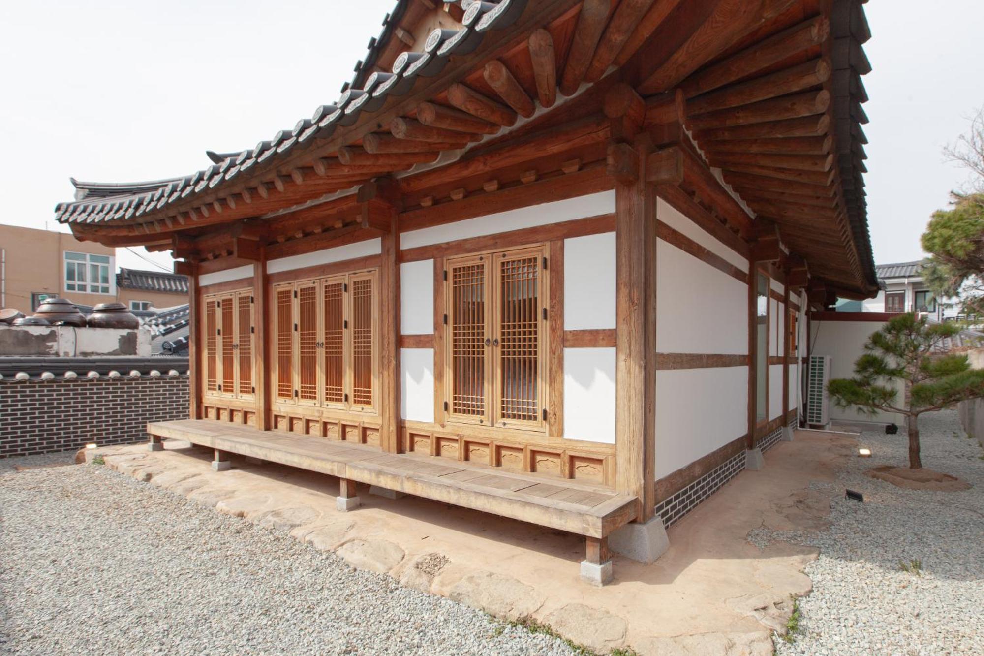 Cheong-Yeon, The Korean Traditional House Hanok In Jeonju Hanok Village Bagian luar foto
